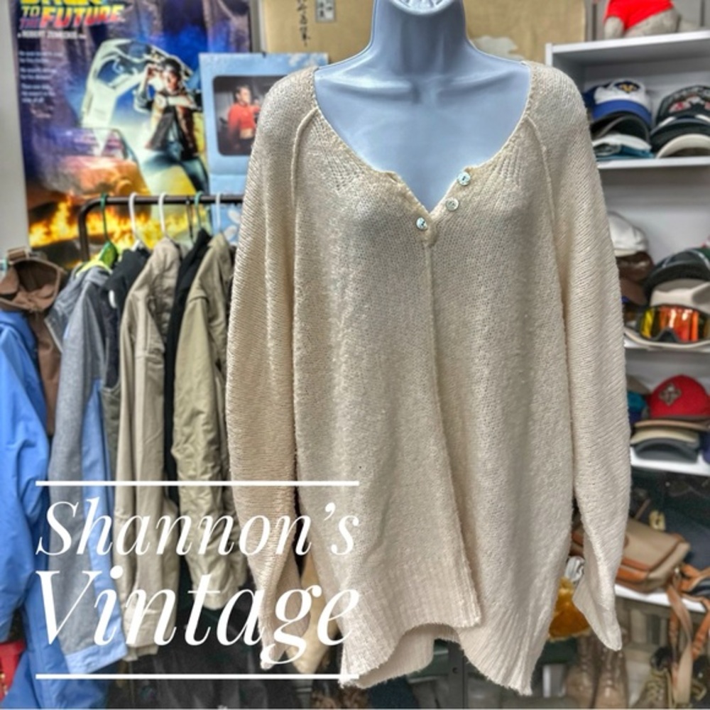Free People sz large capiz style button oversized sweater A15